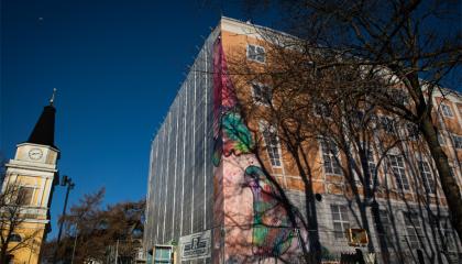 Vasemmalla Vanhan kirkon tapuli -rakennus ja oikealla Kulttuuritalo Laikun kulma, jonka pressussa näkyy rakennuksen kuva sekä lasten taideteoksia.