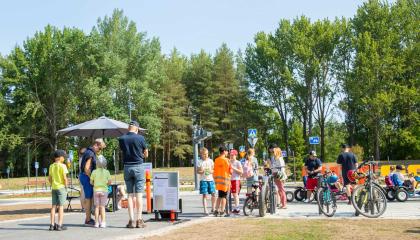 Nuoria polkupyörineen Liikennepuistossa.