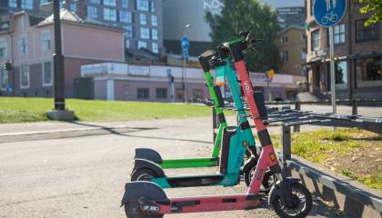 Pysäköityjä sähköpotkulautoja Sorin aukiolla.