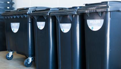 Mustia 240 litran sekajäteastioita.
