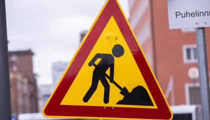 Liikennemerkki, joka varoittaa tietyöstä.