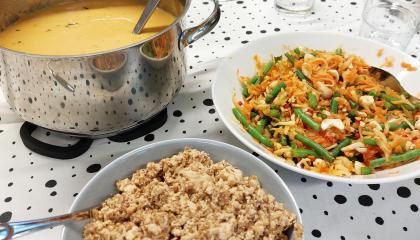 Ruokapyödässä tarjolla linssibataattikeittoa, juuressalaattia ja marinoitua tofua.