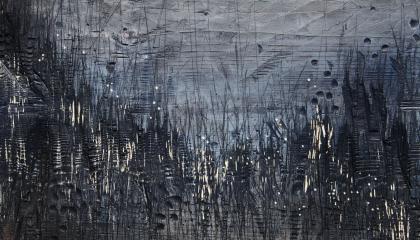 Siniharmaassa grafiikantyössä on kaislikkoa, joka heijastuu vedenpinnasta.