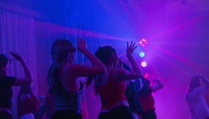 Nuoria tanssijoita sinipunaisissa valoissa.