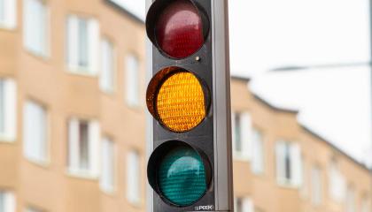 Liikennevalot keltaisella.