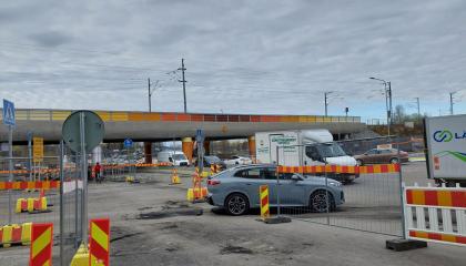 Katutyöaitoja ja liikennettä Viinikankadun ja Järvensivuntien risteyksessä. 