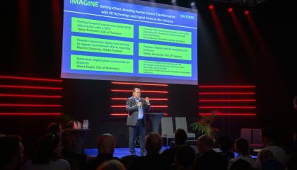 Teppo Rantanen pitää puhetta messulavalla. 