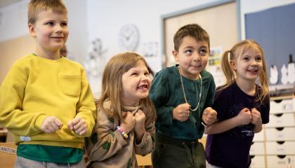 Neljä lasta, jotka osallistuivat leikkiteatteripajaan.