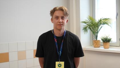 Veeti Pulkkinen Ohjaamolla, valmiina päivän työtehtäviin.