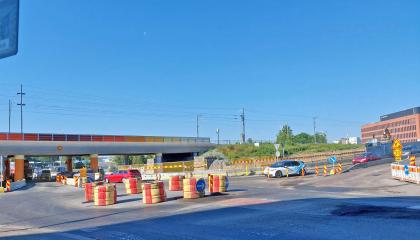 Väliaikainen liikenneympyrä Viinikankadun. Järvensivuntien ja Ratapihankadun risteyksessä.