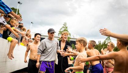 Vesikauhukiertueen tähdet kävelemässä nuorten keskellä 