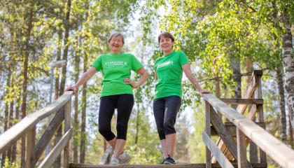 Kaksi naista seisoo portailla.