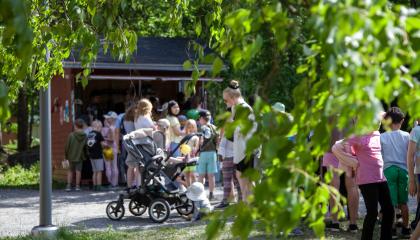 Puistoruokailussa olevia ihmisiä jonossa