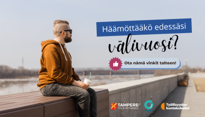 Nuori aikuinen mieshenkilö istuu joen rannalla pitkän kivikorokkeen päällä ja katsoo kauas. 