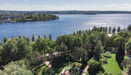 Eteläpuisto ilmasta Pyhäjärvelle päin kuvattuna aurinkoisena kesäpäivänä.