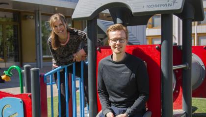 Anna Salo ja Mikko Leikkanen poseeraavat kameralle lastenleikkipaikalla