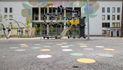 Koulutalo, edustalla lasten leikkipaikka