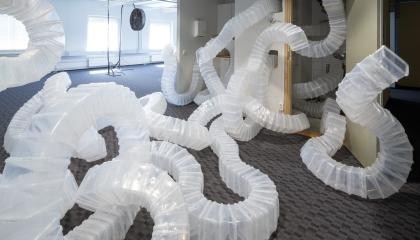 Muutos.art-taidetalon sisätilaan rakennettu taideteos nimeltä "Muovi valtaa", jossa sadoista, valkoisista muovilaatikoista rakennettu ketju näyttää valtaavan koko tilan.