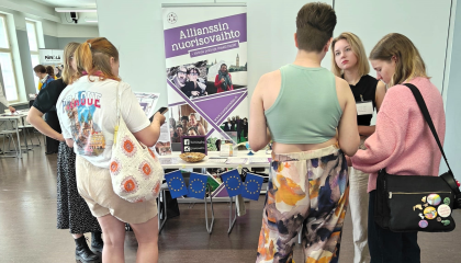 Nuoria aikuisia Allianssin nuorisovaihdon pisteellä Välivuosi edessä -tapahtumassa.