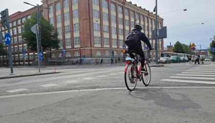 Pyöräilijä Tammelan Itsenäisyydenkadun ja Tammelan puistakadun risteyksessä.