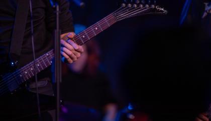 kitaran kaula ja taustalla rummut