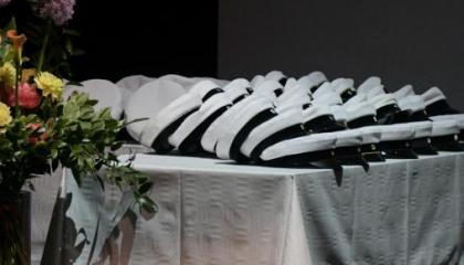 Ylioppilaslakit pöydällä