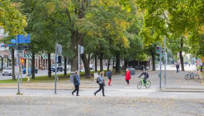Kävelijöitä ja pyöräilijöitä Hämeenpuistossa.
