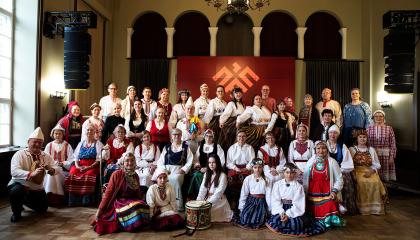 Ihmisiä suomalais-ugrilaisissa kansallispuvuissa.