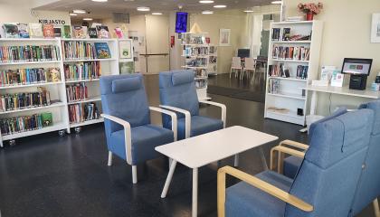 Näkymä Koukkuniemen kirjaston sisältä. 