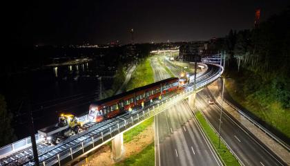 Ratikkaa hinataan koeajoihin Rosenlewin sillalla yöaikaan.