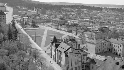 Mustavalkoisessa valokuvassa Tampereen Amuria kuvattuna ylhäältä päin vuonna 1937. Kuvassa rakennuksia ja teitä.