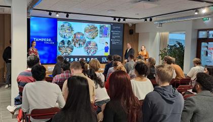 Yleisöä seuraamassa liikennehaastekisan esityksiä esitystila Siluetissa.