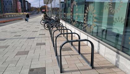 Runkolukittavia pyöräpysäköintipaikkoja Ratinassa.