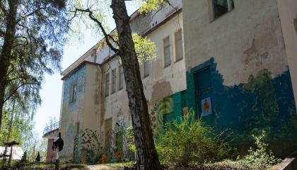 Entinen Pyynikin sairaala on huonokuntoisen näköinen rakennus, jonka ulkoseinissä on graffiteja.