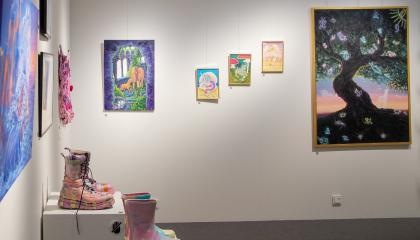 Värikkäitä näyttelyn teoksia.