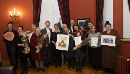 Tampereen kulttuuri- ja vapaa-aikalautakunnan palkitut sekä apulaispormestari Matti Helimo ja sivistyspalvelujen johtaja Lauri Savisaari Raatihuoneella.