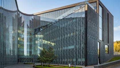 Tipotien terveysaseman lasiseiniä.