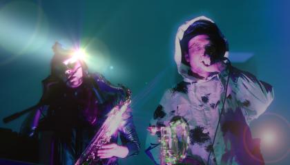 Torvisoittajat musiikin fiiliksissä.