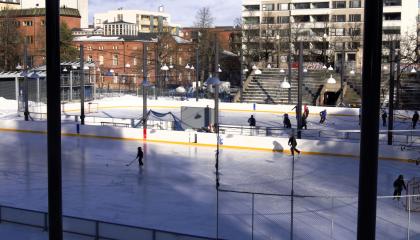 Luistelijoita Koulukadun kentän jääkiekkokaukaloissa.