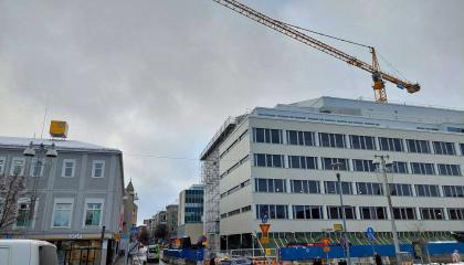 Katunäkymä, nostokurki kaupungintalon vieressä.