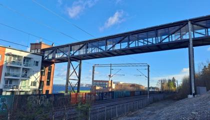 Santalahden katettu ja lasitettu kävelysilta ja hissitorni.