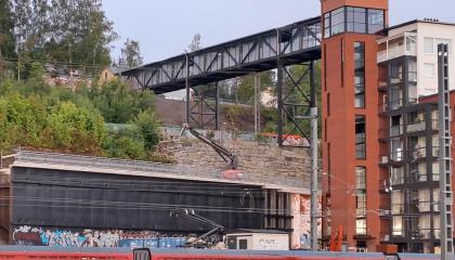 Santalahden kävelysillan hissitorni.