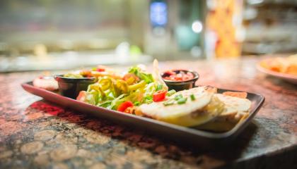 Ruoka-annos lautasella.