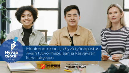 Kolmen monimuotoisen henkilön joukko istuu vierekkäin toimistotilassa pöydän ääressä. Kaikki katsovat kameraan ja hymyilevät. Kuvassa myös tekstiä: Hyvää työtä-blogi sekä Monimuotoisuus ja hyvä työnopastus: Avain työvoimapulaan ja kasvavaan kilpailukykyyn.