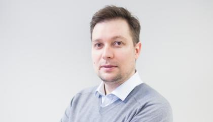 Mikan kasvokuva, hänellä on lyhyet ruskeat hiukset ja ruskeat silmät.