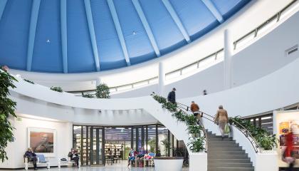 Pääkirjaston aula ja parvikerrokseen vievät portaat.