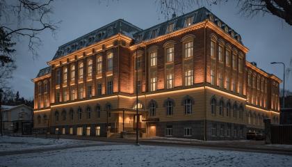 Pyynikin lukio, lukion rakennus talvella valaistuna.