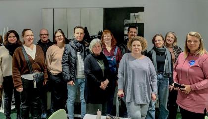 Vuoden 2025 alussa toimintansa aloittaneen uuden järjestöedustamon edustajia kokoontuneena yhteiskuvaan.