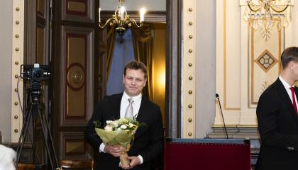 Jaakk.o Mustakallio onnittelukukat kädessään