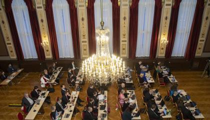 Valtuutetut istuvat Raatihuoneen juhlasalissa valtuuston kokouksessa.